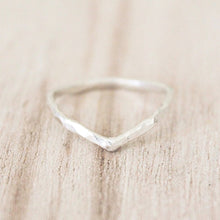 Load image into Gallery viewer, Hammered Chevron Ring